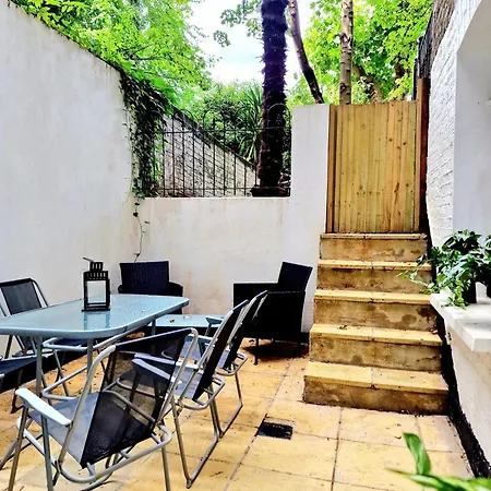 Spacious & Cosy 2 Bedroom Home Plus 2 Sofa-Beds With Private Entrance And Back Patio, 3 Min Walk To Earl'S Court Station Londres Extérieur photo