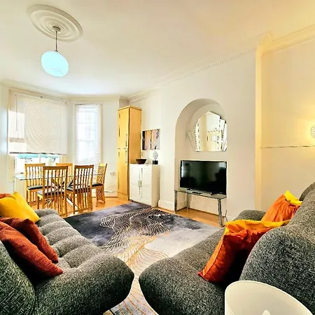 Spacious & Cosy 2 Bedroom Home Plus 2 Sofa-Beds With Private Entrance And Back Patio, 3 Min Walk To Earl'S Court Station Londres Extérieur photo