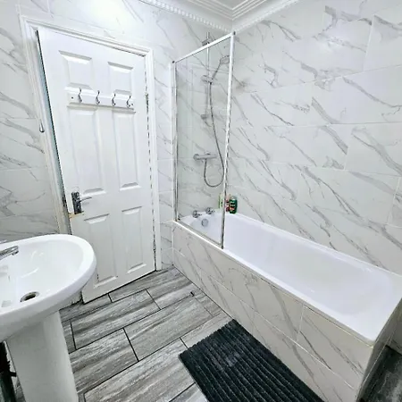 Spacious & Cosy 2 Bedroom Home Plus 2 Sofa-Beds With Private Entrance And Back Patio, 3 Min Walk To Earl'S Court Station Londres Extérieur photo