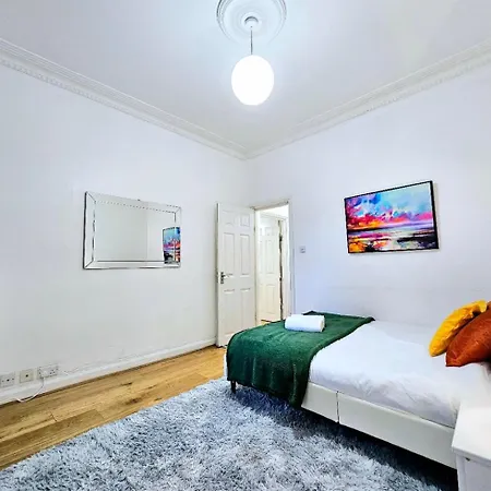 Spacious & Cosy 2 Bedroom Home Plus 2 Sofa-Beds With Private Entrance And Back Patio, 3 Min Walk To Earl'S Court Station Londres Extérieur photo