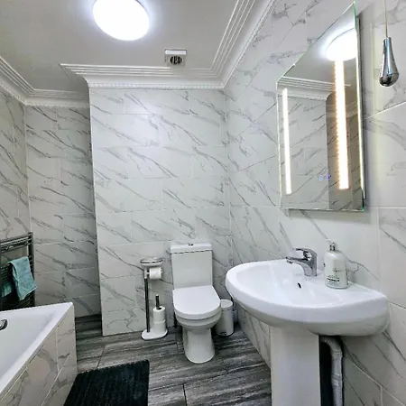 Spacious & Cosy 2 Bedroom Home Plus 2 Sofa-Beds With Private Entrance And Back Patio, 3 Min Walk To Earl'S Court Station Londres Extérieur photo
