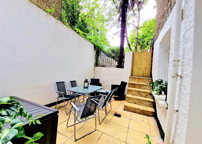 Spacious & Cosy 2 Bedroom Home Plus 2 Sofa-Beds With Private Entrance And Back Patio, 3 Min Walk To Earl\'S Court Station
