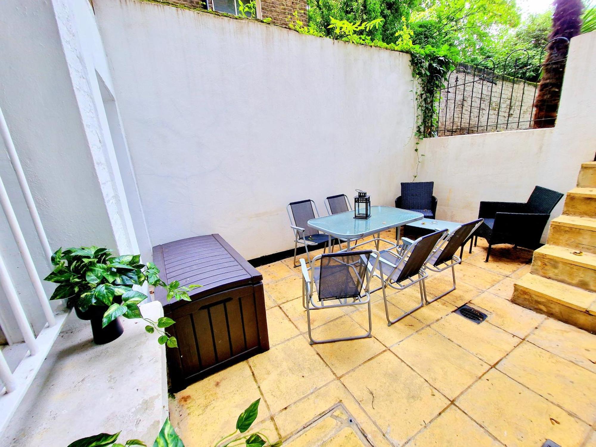Spacious & Cosy 2 Bedroom 2 Sofa-beds With Private Entrance And Back Patio, 3 Min Walk To Earl's Court Station Appartement *