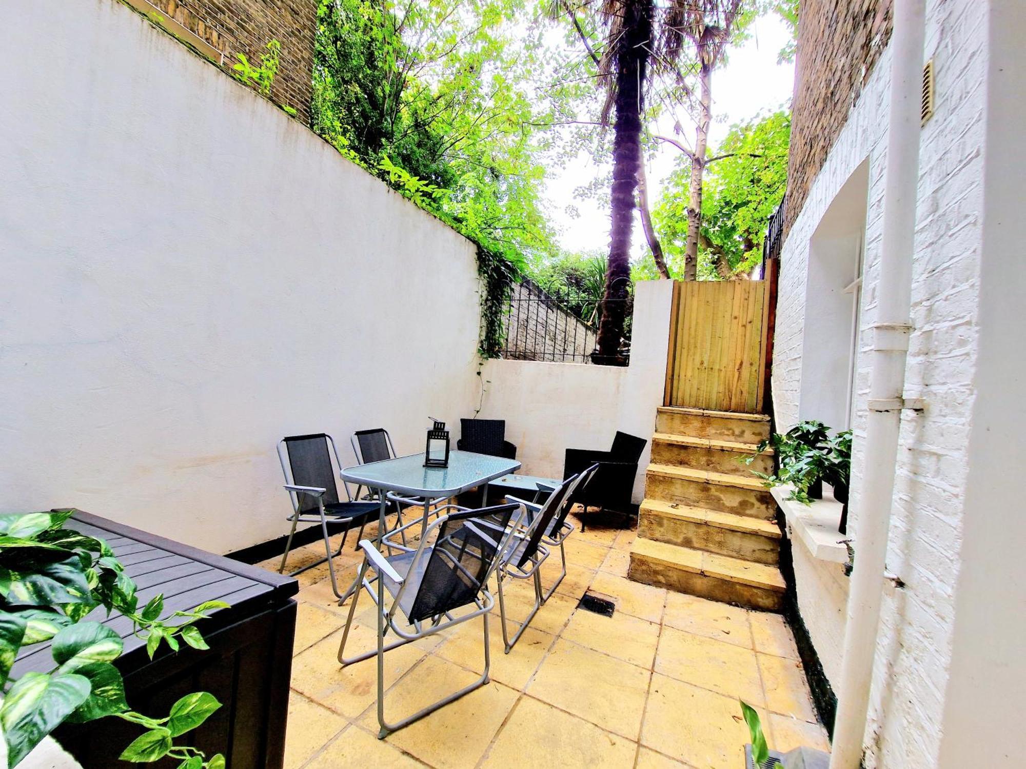 Spacious & Cosy 2 Bedroom 2 Sofa-beds With Private Entrance And Back Patio, 3 Min Walk To Earl's Court Station Appartement *