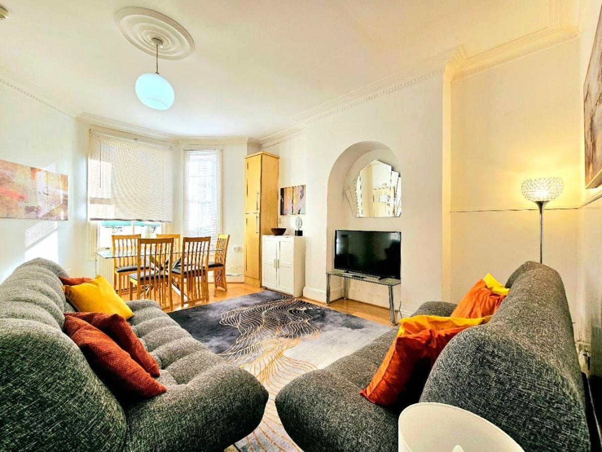 Spacious & Cosy 2 Bedroom 2 Sofa-beds With Private Entrance And Back Patio, 3 Min Walk To Earl's Court Station Appartement