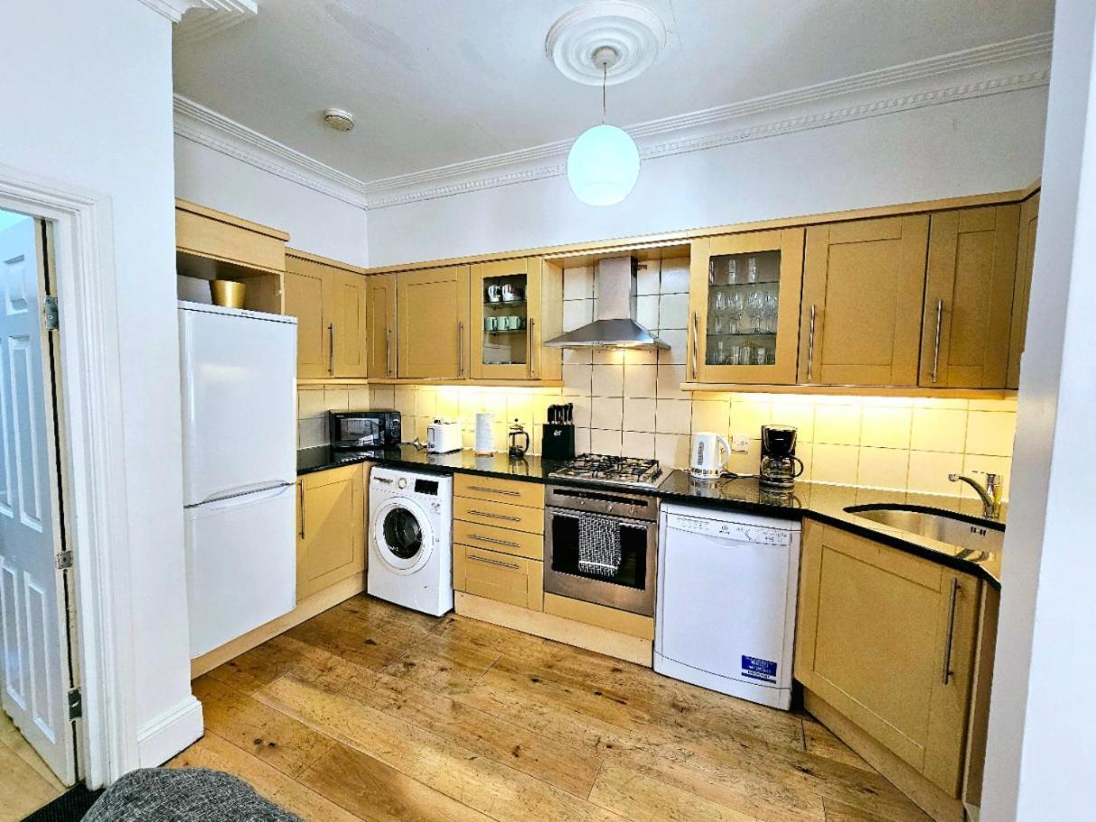 Appartement Spacious & Cosy 2 Bedroom 2 Sofa-beds With Private Entrance And Back Patio, 3 Min Walk To Earl's Court Station *