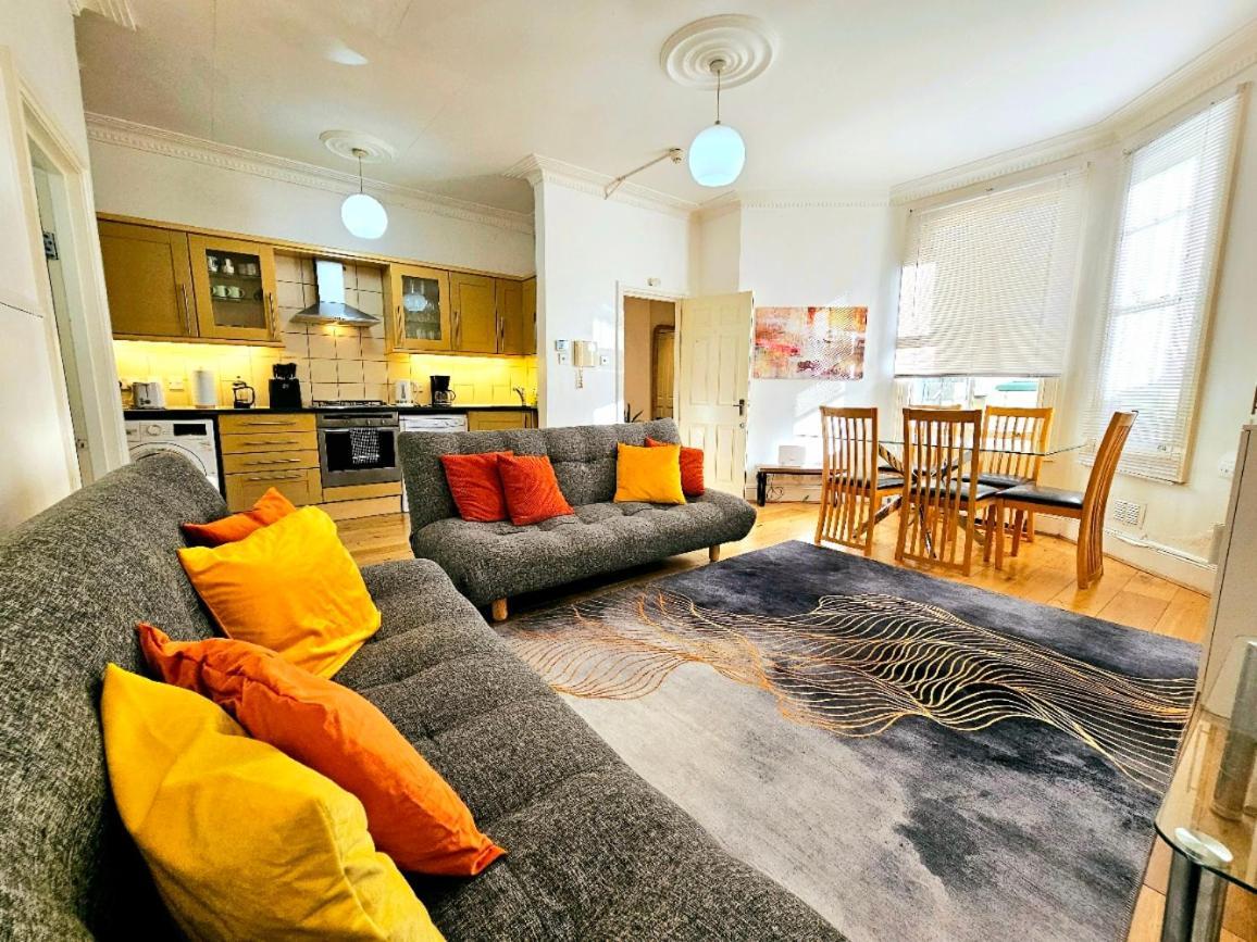 Appartement Spacious & Cosy 2 Bedroom 2 Sofa-beds With Private Entrance And Back Patio, 3 Min Walk To Earl's Court Station Londres