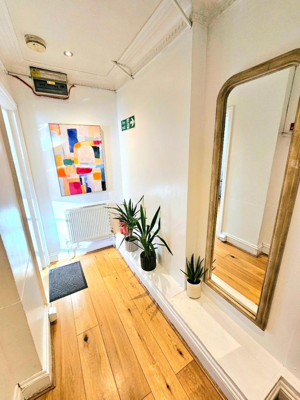 Spacious & Cosy 2 Bedroom 2 Sofa-beds With Private Entrance And Back Patio, 3 Min Walk To Earl's Court Station Londres