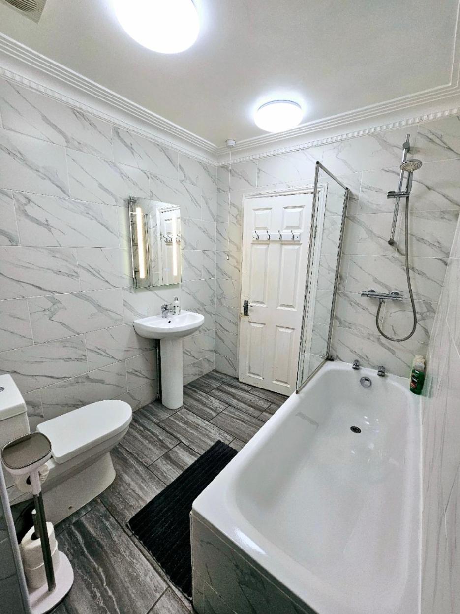Spacious & Cosy 2 Bedroom 2 Sofa-beds With Private Entrance And Back Patio, 3 Min Walk To Earl's Court Station Appartement