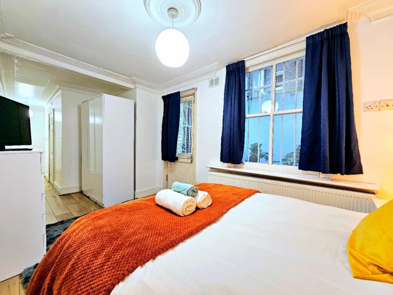 Spacious & Cosy 2 Bedroom 2 Sofa-beds With Private Entrance And Back Patio, 3 Min Walk To Earl's Court Station Appartement *
