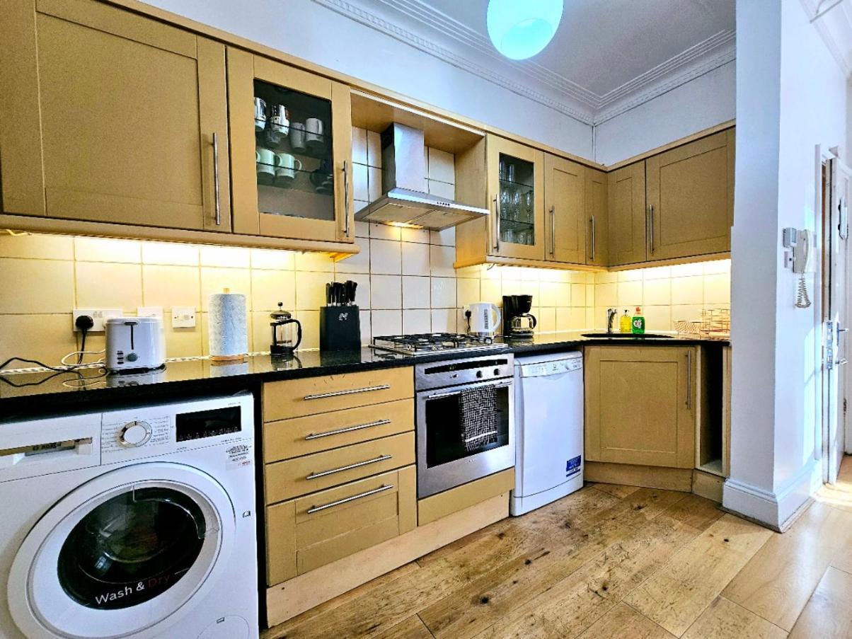 Appartement Spacious & Cosy 2 Bedroom 2 Sofa-beds With Private Entrance And Back Patio, 3 Min Walk To Earl's Court Station Londres