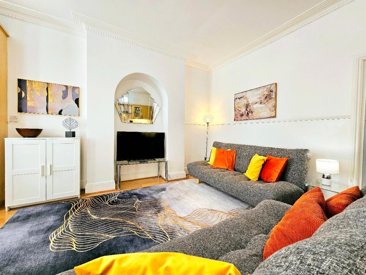Spacious & Cosy 2 Bedroom 2 Sofa-beds With Private Entrance And Back Patio, 3 Min Walk To Earl's Court Station * Londres