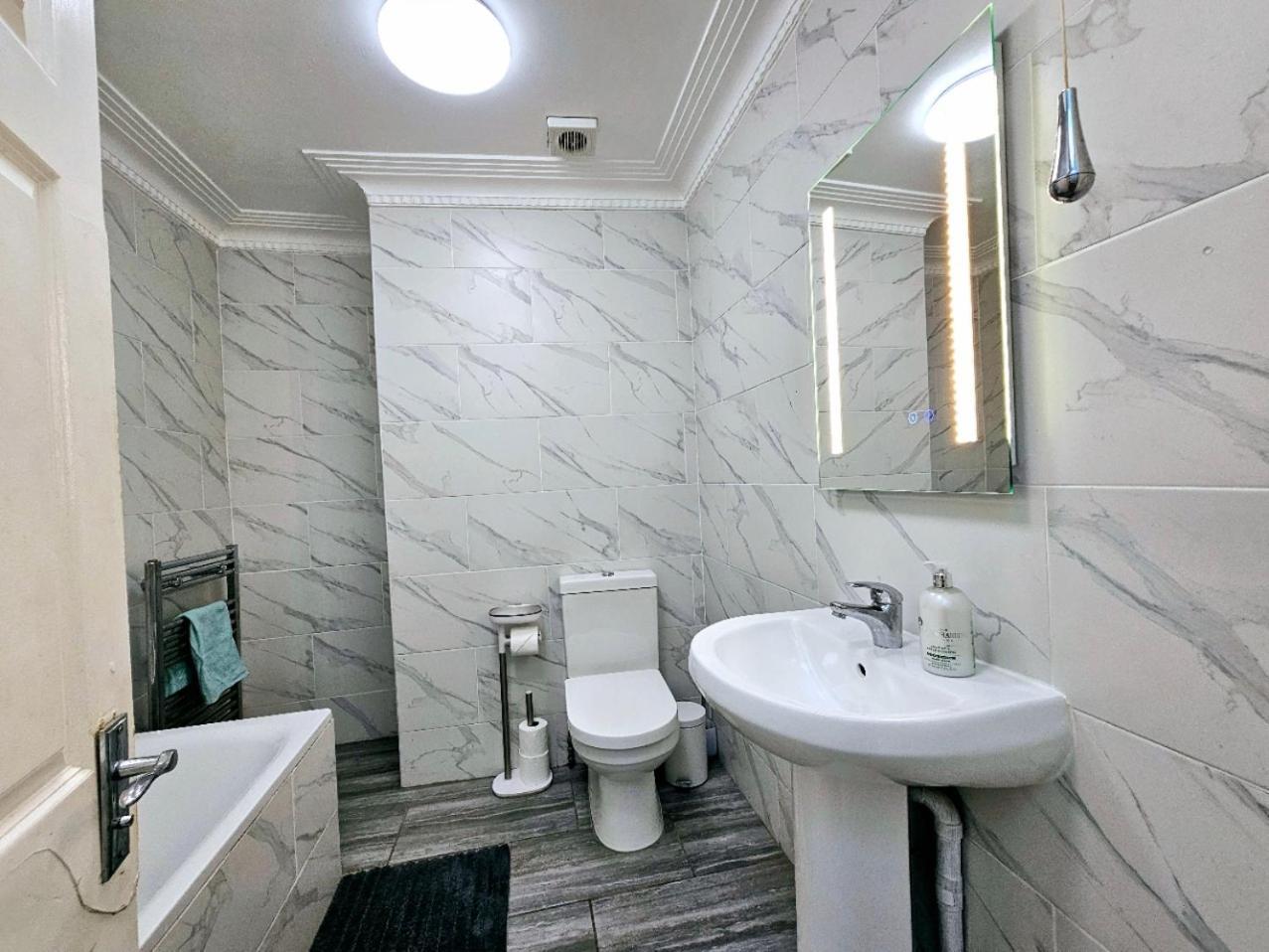 Spacious & Cosy 2 Bedroom 2 Sofa-beds With Private Entrance And Back Patio, 3 Min Walk To Earl's Court Station Appartement *