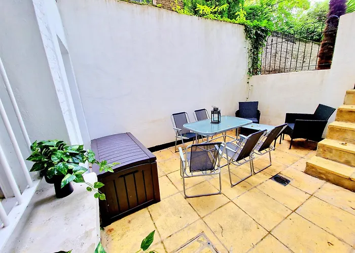 Spacious & Cosy 2 Bedroom Home Plus 2 Sofa-Beds With Private Entrance And Back Patio, 3 Min Walk To Earl\'S Court Station