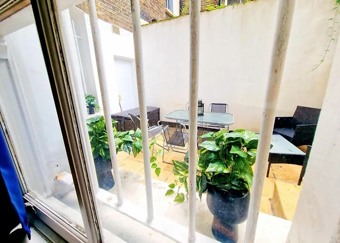 Spacious & Cosy 2 Bedroom Home Plus 2 Sofa-Beds With Private Entrance And Back Patio, 3 Min Walk To Earl\'S Court Station
